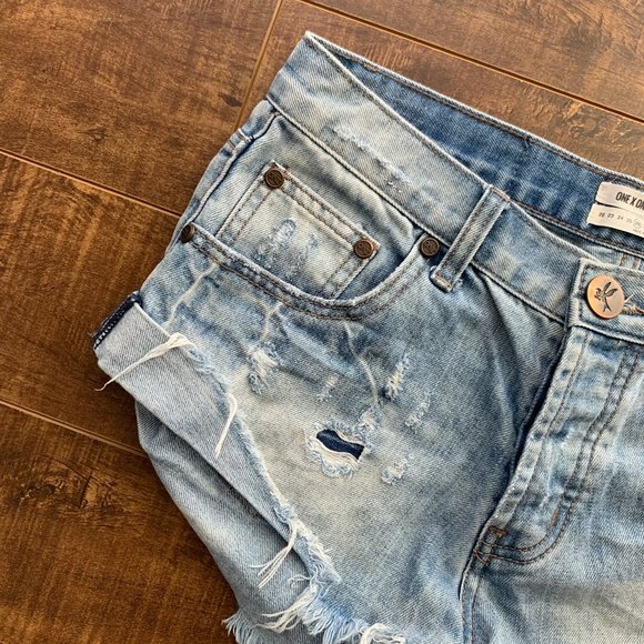 ONETEASPOON Medium Wash Distressed Raw Edge Hem Bandit Cut Off Shorts Size 26 - Picture 2 of 13